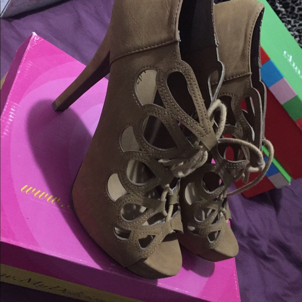 Tan heels - Picture 4 of 5